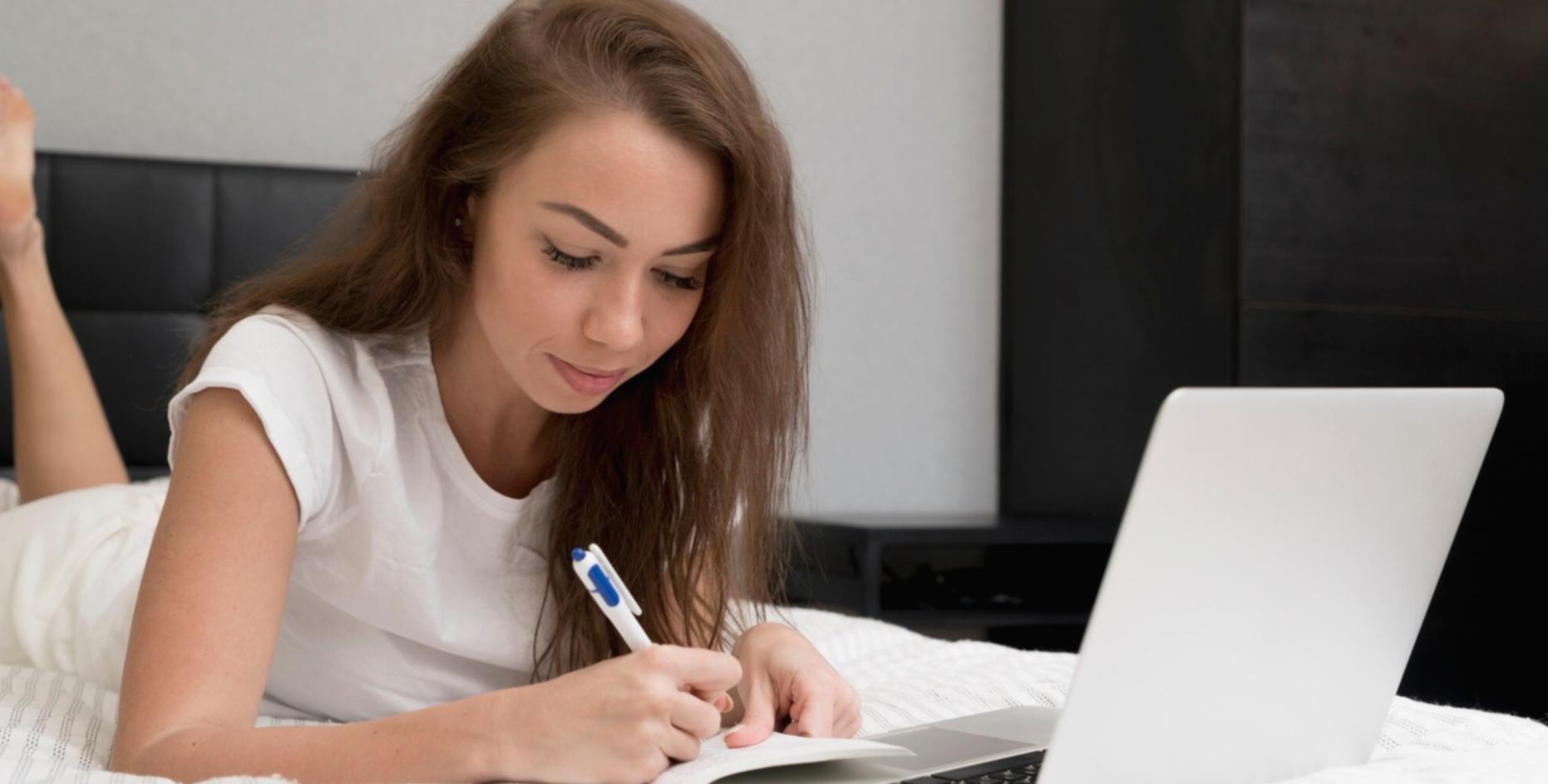 Beispiel einer strukturierten Budgetplanung mit verschiedenen Szenarien auf einem Schreibtisch